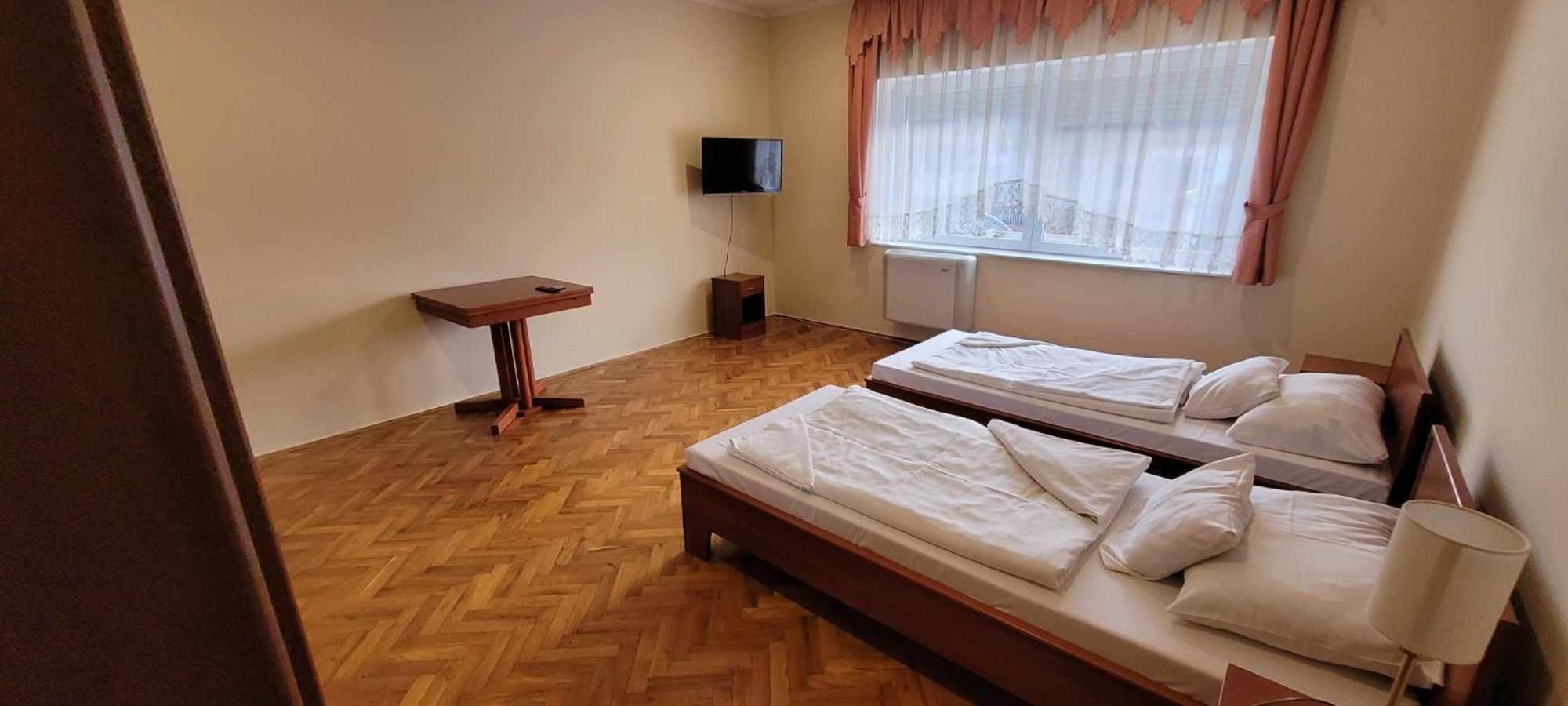 Отель Aranypatko Fogado-Etterem Gyorujbarat Экстерьер фото